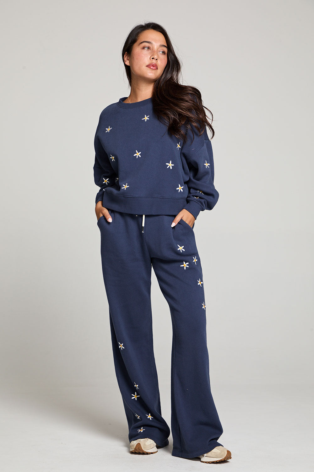 Daisy Embroidery Long Sleeve Pullover WOMENS chaserbrand