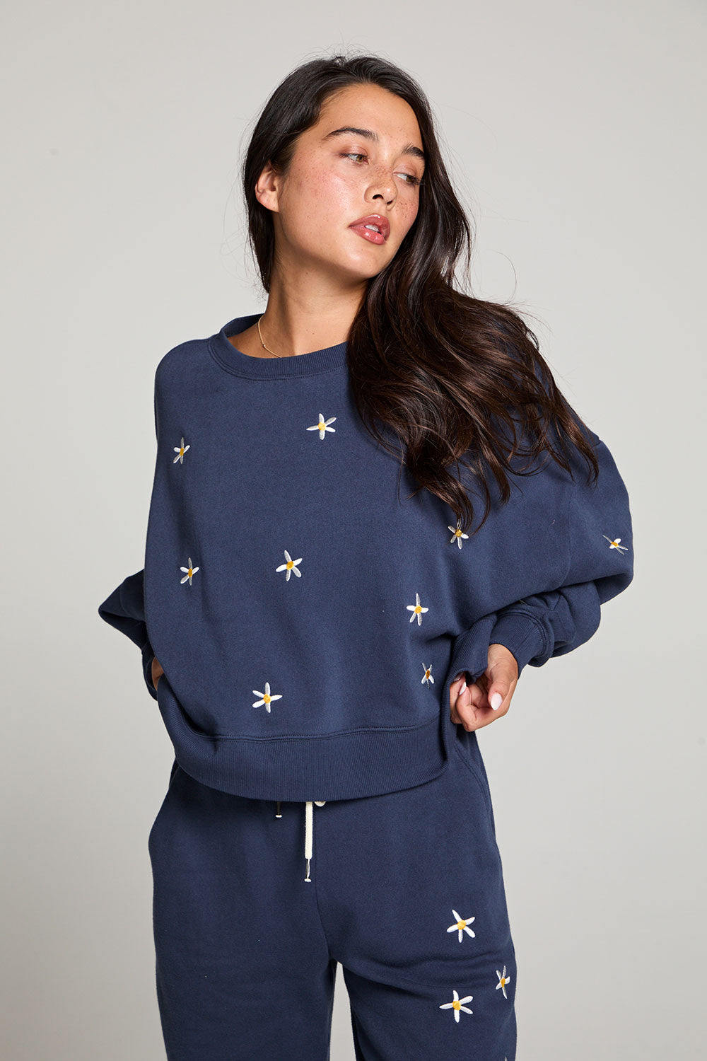 Daisy Embroidery Long Sleeve Pullover WOMENS chaserbrand
