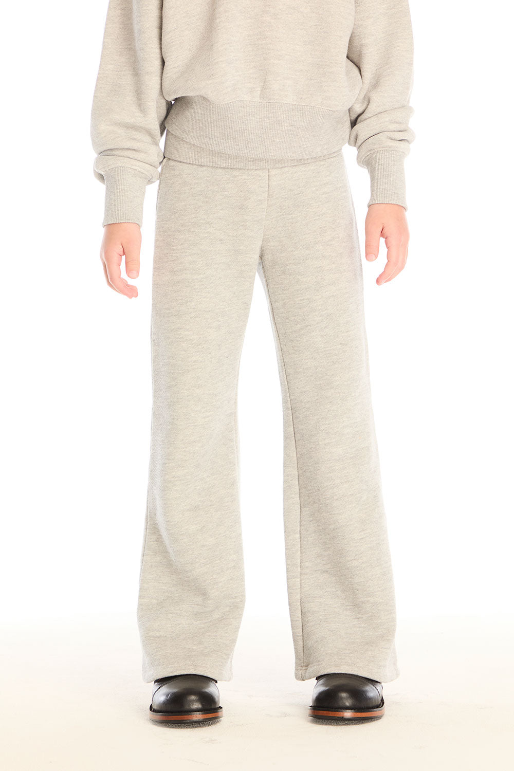 Girl wearing Chaser’s Tara Heather Grey Leggings with matching Danni Pullover on a white background